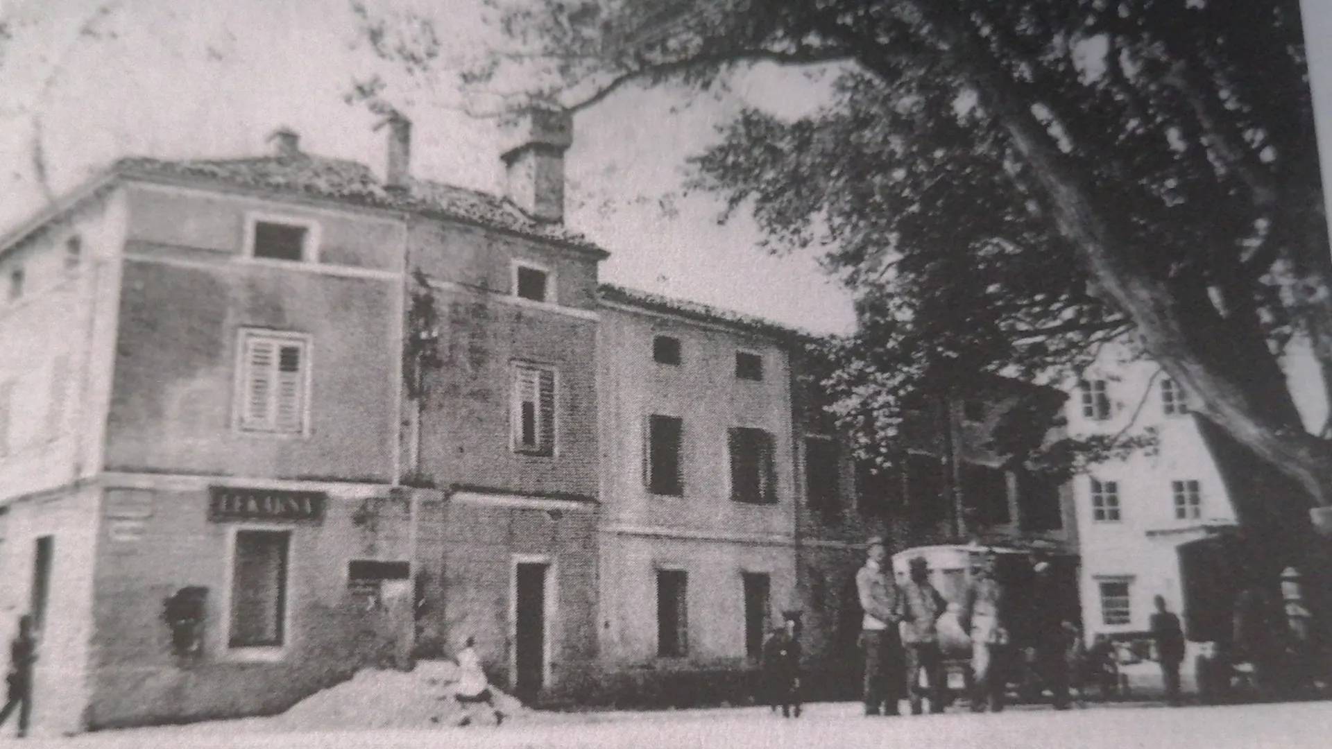 Lekarna Ajdovščina na razglednici pred prvo svetovno vojno